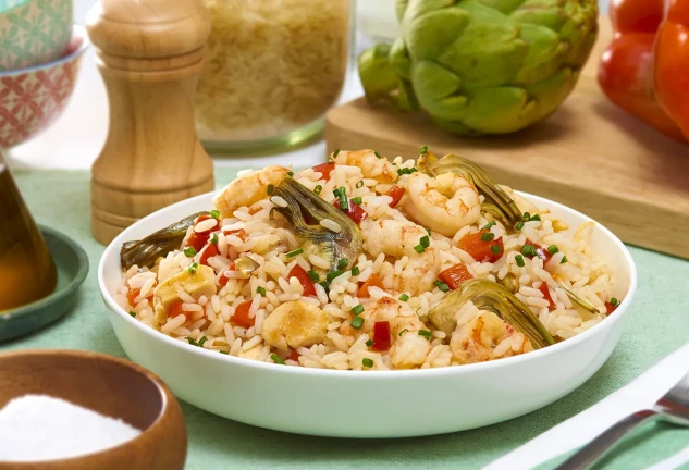 Arroz frito con pollo, gambas y alcachofa