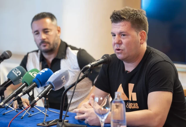 Andy y Lucas hablando con la prensa.