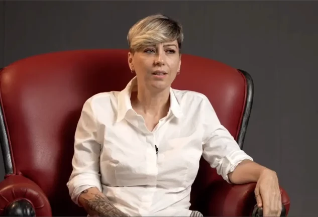 Fayna Bethencourt sentada en una butaca