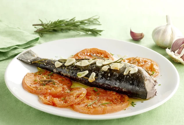 Lubina al horno aromática con ajo