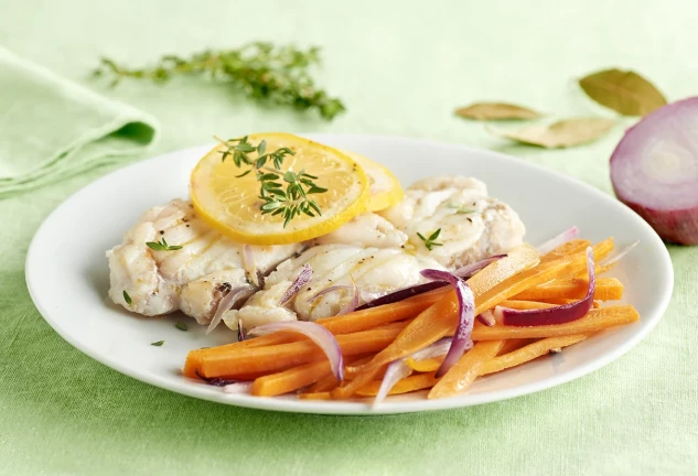 Rape en papillote con cebolla y zanahoria