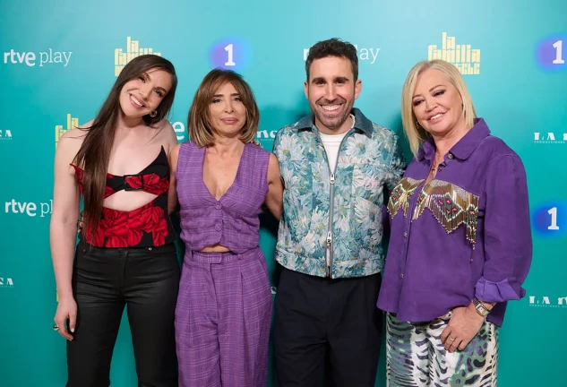 En la presentación de 'La familia de la tele', María y Belén posaron con los otros dos presentadores del programa, Inés Hernand y Aitor Albizua.