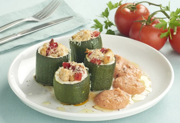 Tronquitos de calabacín rellenos de tofu con salmorejo