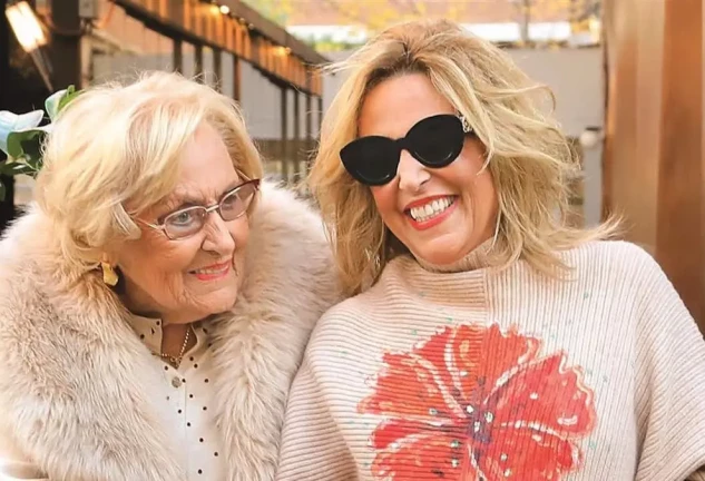 Lydia Lozano con su madre sonrientes