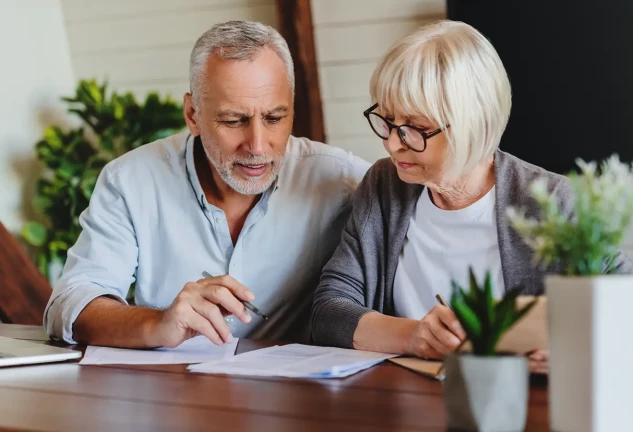 Pareja de personas mayores haciendo la declaración de la renta.