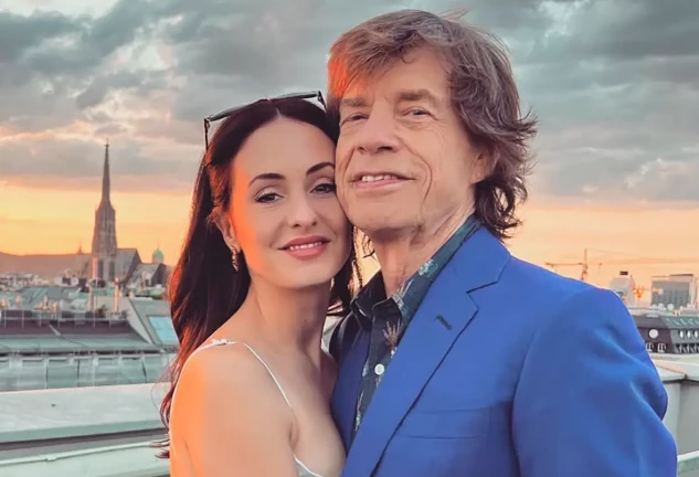 Mick Jagger con su novia.