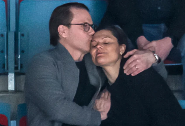 Daniel de Suecia abrazando y besando en la sien en público a su esposa Victoria de Suecia