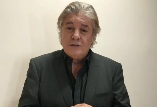 Francisco en una imagen de redes vestido de negro