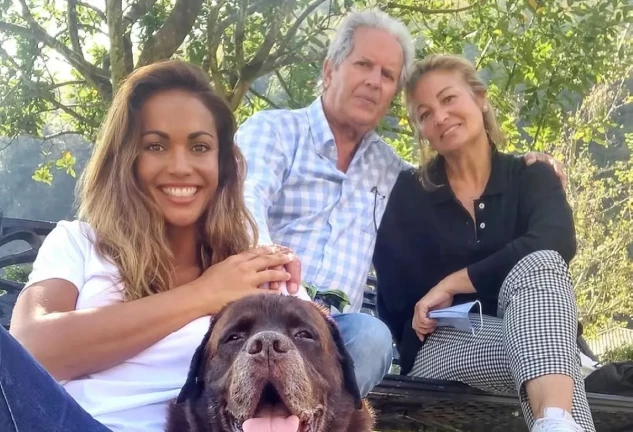 Lara Álvarez en una imagen con su perro y sus padres en la naturaleza