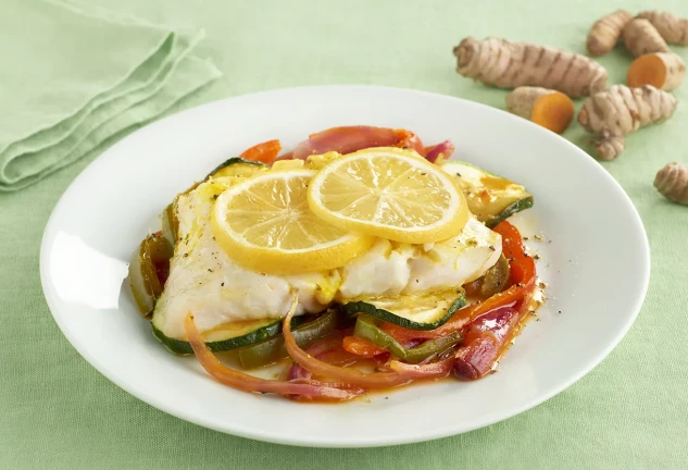 Merluza al horno con verduritas y cúrcuma