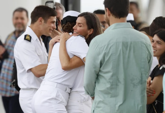 El abrazo más esperado entre madre e hija.
