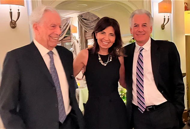Mario Vargas Llosa con su nuera y con su hijo.