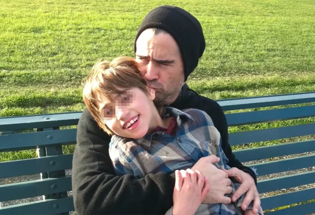 Colin Farrell abrazando a su hijo en una imagen de archivo.