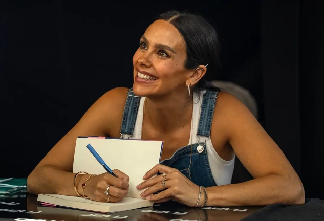 Cristina Pedroche firmando su libro en Sant Jordi.