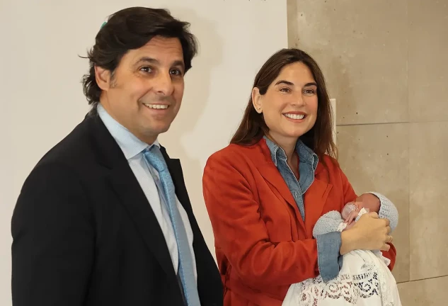 Francisco Rivera y Lourdes Montes con su bebé en brazos.