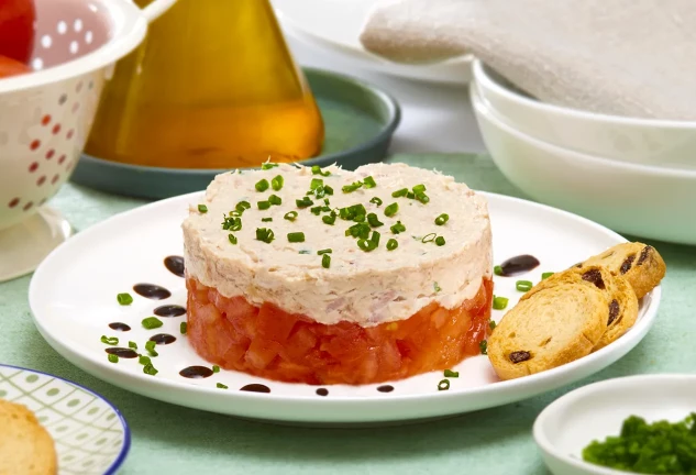 Tartar de tomate con rillette de atún