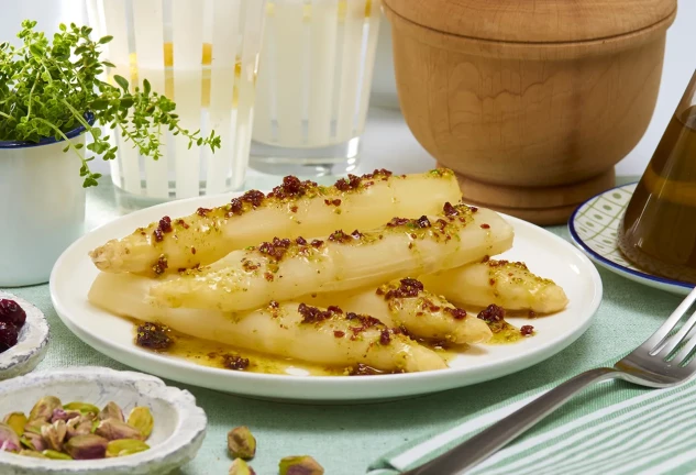 Espárragos blancos con vinagreta de arándanos y pistachos