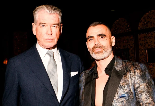 Antonio González junto al actor Pierce Brosnan.
