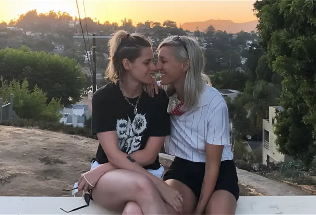 Kristen Stewart besándose con su novia.