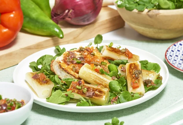 Puerros a la plancha con queso de cabra y vinagreta