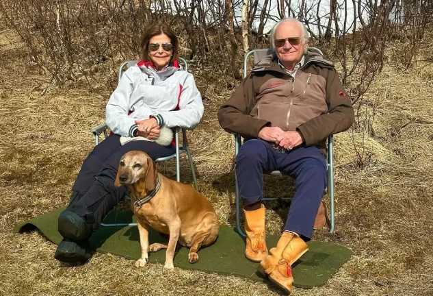 Carlos y Silvia de Suecia sentados con su perro.