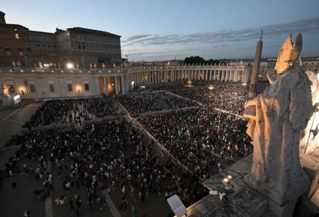 Las personas se congregan en la Plaza de San Pedro en el primer día del cónclave para elegir al próximo papa, Ciudad del Vaticano, 7 de mayo de 2025.