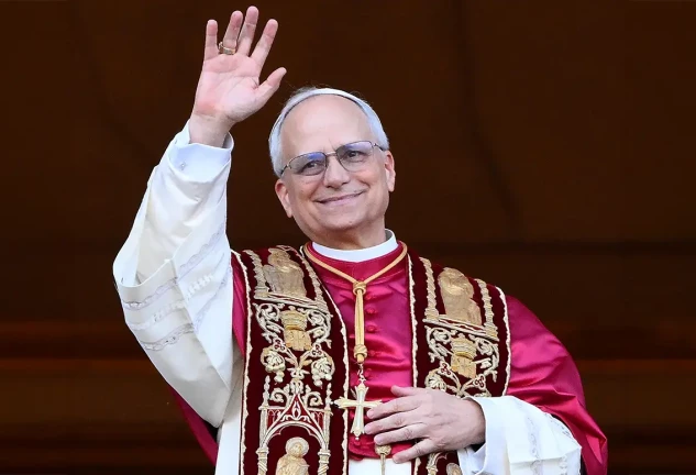El Papa León XIV saludando.