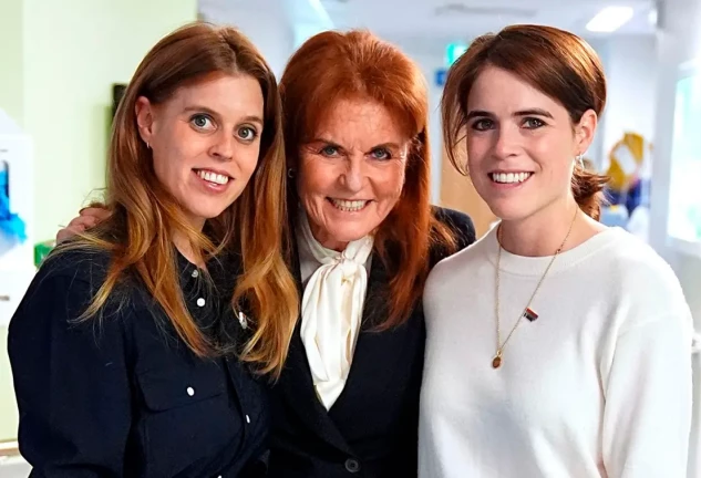 Sarah Ferguson con sus dos hijas en el University College London Hospital.