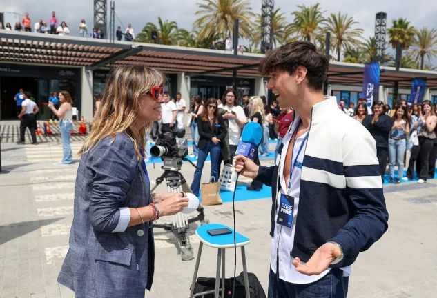 Noemí Galera, poniéndole la pegatina a uno de los 1.600 aspirantes que acudieron a la primera audición en Barcelona.