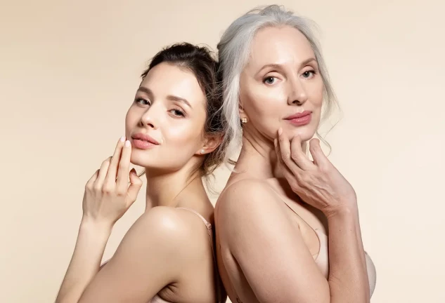 Mujeres de dos edades distintas sin arrugas posando.
