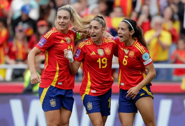 Alexia, Olga Carmona y Aitana, tres pilares de la selección de fútbol.