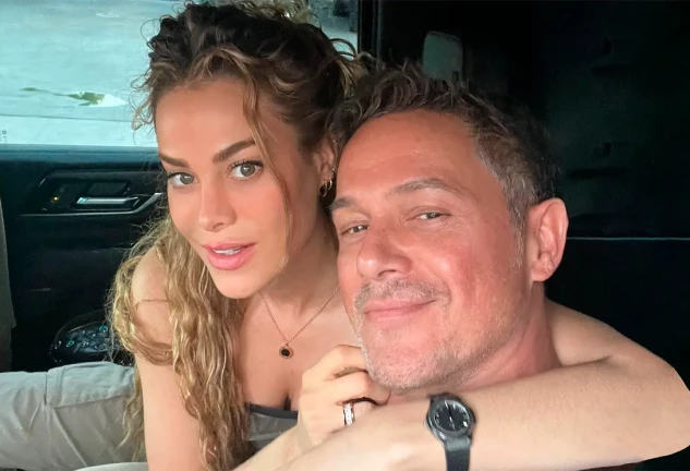 Candela Márquez y Alejandro Sanz en un coche.