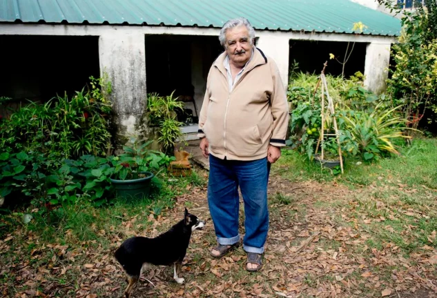 Pepe Mujica con su perro en su casa del campo.