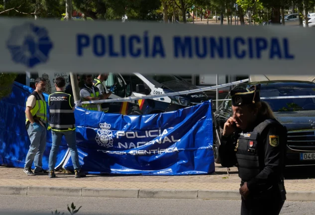 La policía Nacional trabaja en el lugar donde un hombre de 52 años ha sido asesinado este miércoles tras recibir varios disparos frente al colegio Americano de Pozuelo de Alarcón (Madrid)