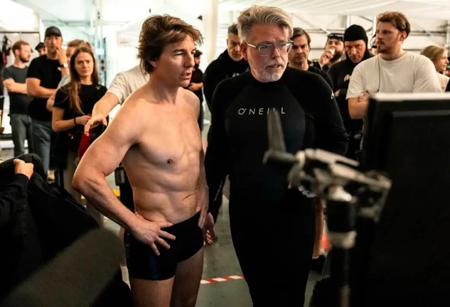 Tom Cruise con el director del filme, Christopher McQuarrie, dándole instrucciones
antes de la inmersión