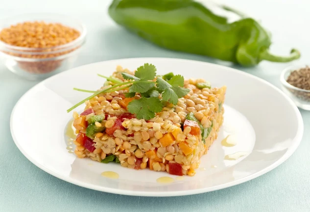 Ensalada de lentejas rojas y vegetales