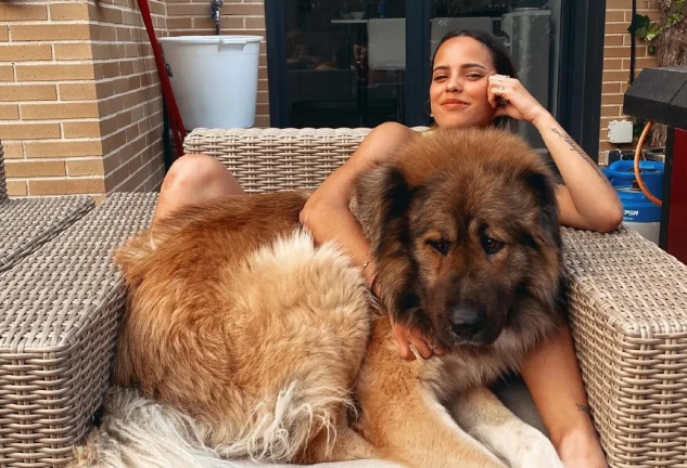 Gloria Camila con su perro, Azabache.