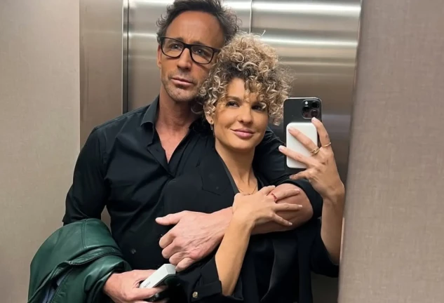 Sheila Casas y Escassi en una imagen en un ascensor juntos (redes).