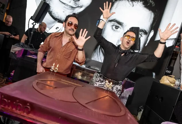 Juan Antonio y Carlos Bayona delante de su tarta de 50 aniversario.