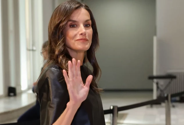 La reina Letizia saludando a las cámaras, vestida de negro, en el certamen 'Solo de Ciencia'