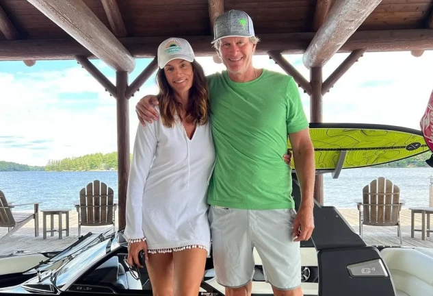 La modelo Cindy Crowford en una imagen con su marido, el empresario Rande Gerber, con atuendo de verano