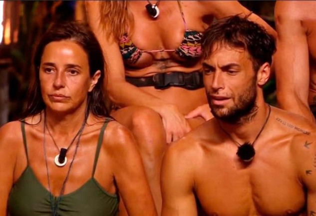 Carmen Alcayde y Montoya protagonizan una triste despedida tras la expulsión de ella en 'Supervivientes'