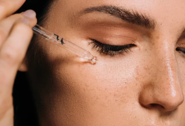Sérum facial con vitamina C, E y ácido hialurónico para una piel más joven