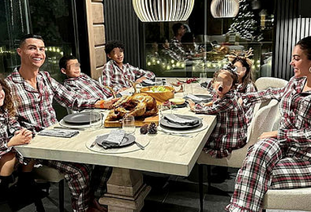 cristiano ronaldo, georgina rodríguez y sus hijos en pijama