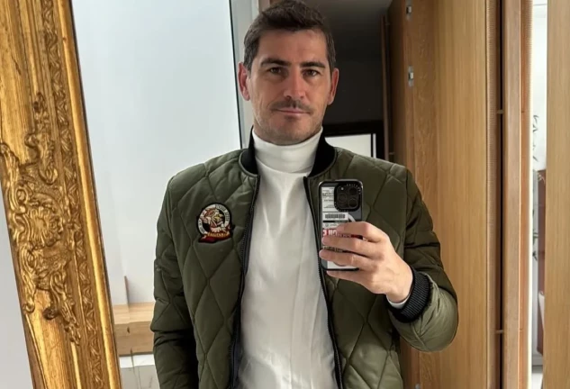 Iker Casillas en un selfie en el espejo subido a redes