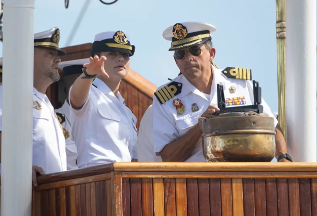 Leonor en la torre de mando del Elcano.
