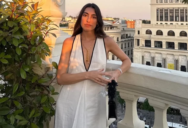 Claudia Revuelta en una imagen de redes con un vestido blanco