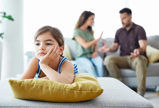 Niña triste porque sus padres se están peleando