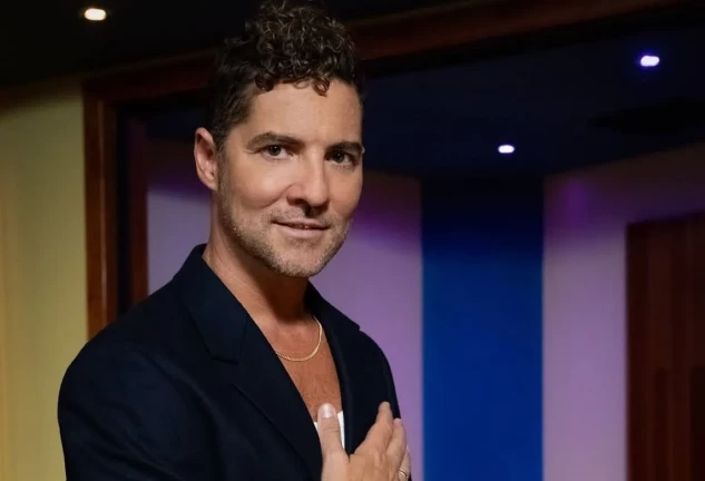 David Bisbal en una imagen de redes con la mano en el corazón
