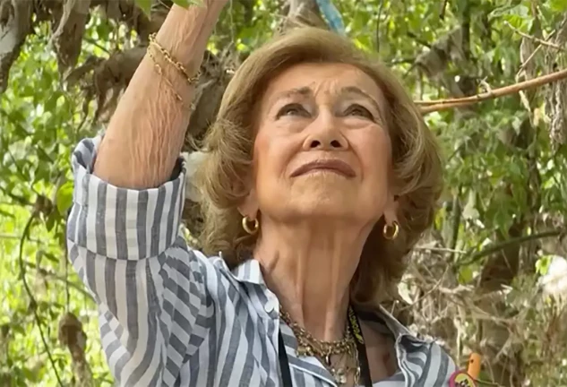 La Reina emérita, en un momento de la recogida.